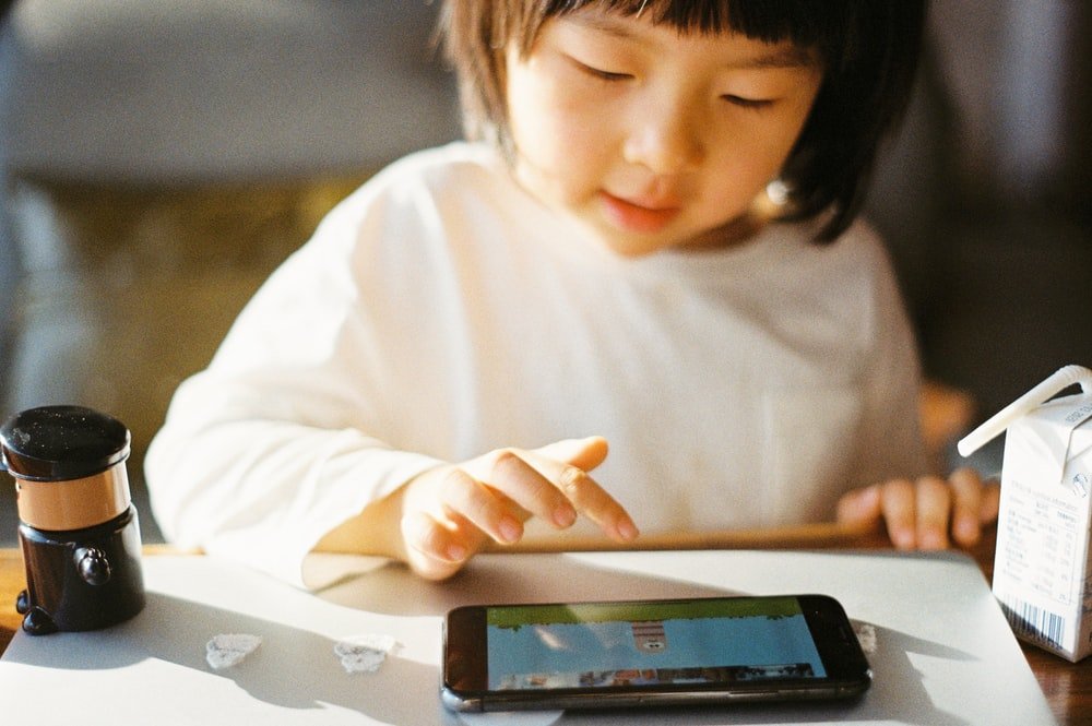 kid-smartphone-activity-game_png_85